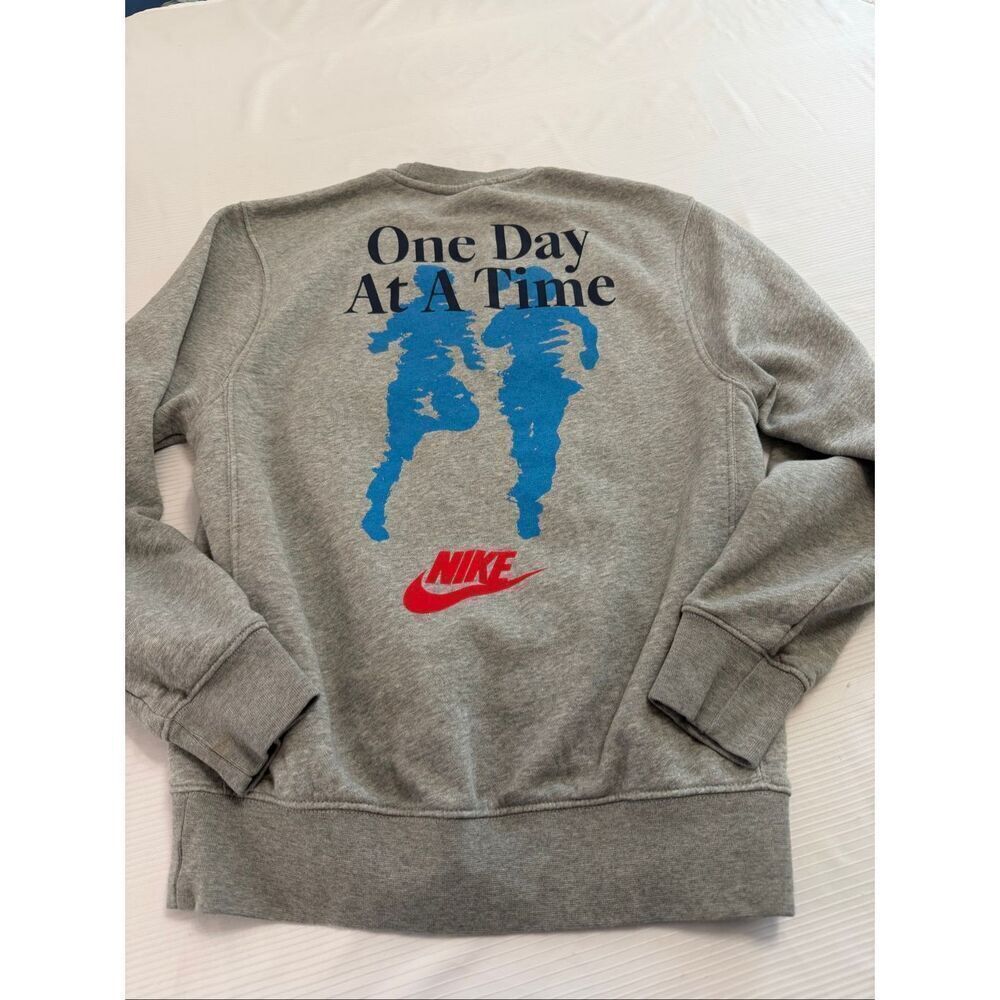 Nike Sweatshirt Sportswear Crew FN1486-063 One Day At A Time Men's Size XS